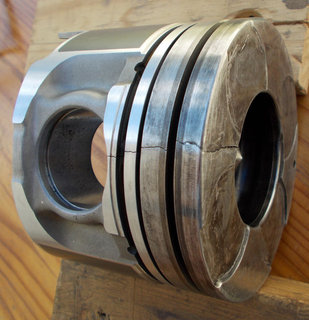 Piston rear 25%&20x.jpg